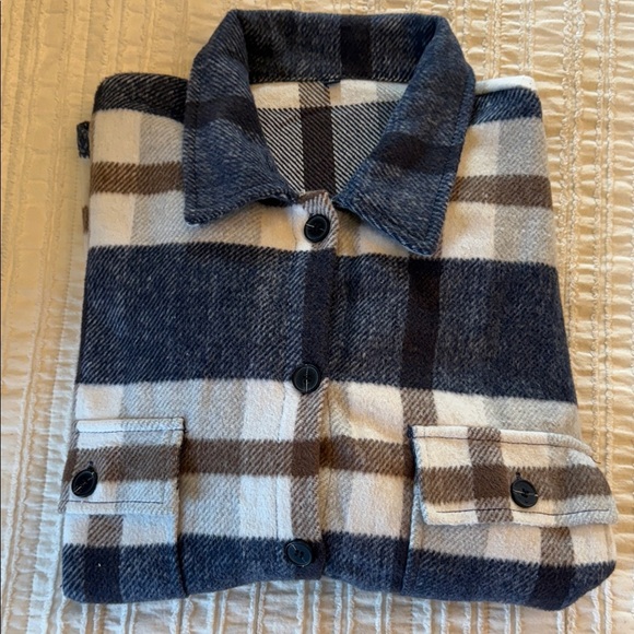 Medium Weight Plaid Flannel Shacket 💯 polyester - Picture 8 of 9